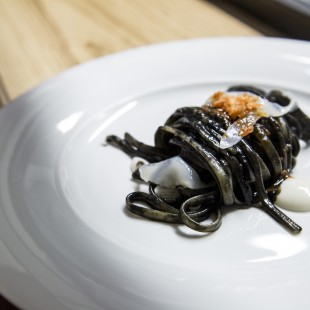 Linguine al nero, sashimi di seppia e granita al pomodoro